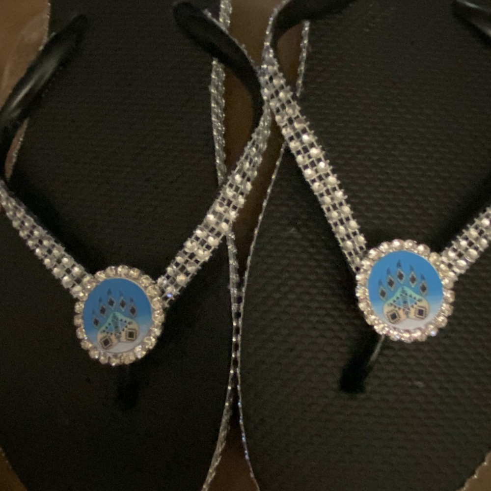 Bear claw flip flop